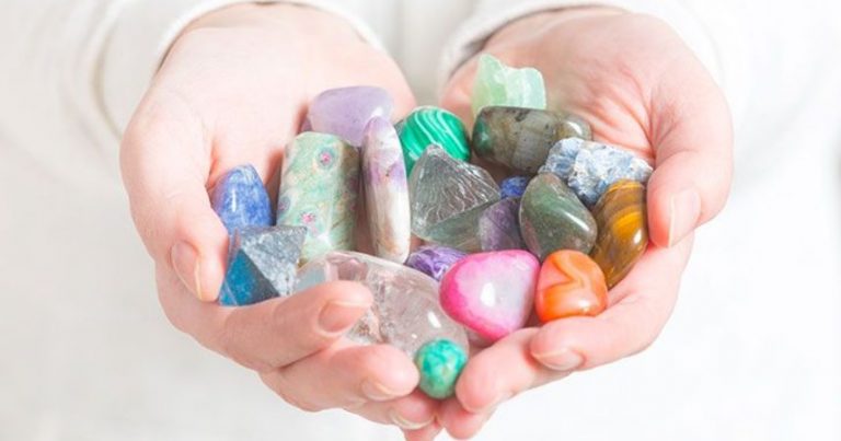 Read more about the article Cristales y piedras curativas ¿Qué son y cómo debieras usarlos?