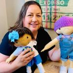 Esta mujer hace sonreir a los niños con discapacidades con sus muñecas personalizadas