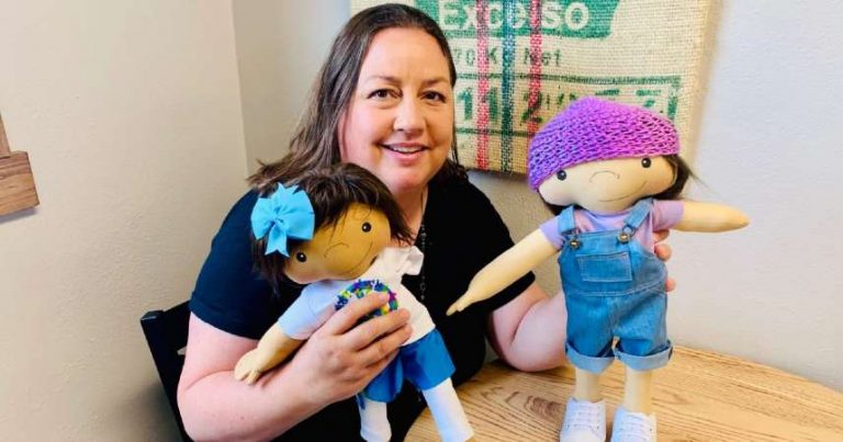 Read more about the article Esta mujer hace sonreir a los niños con discapacidades con sus muñecas personalizadas