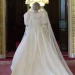 ‘The Crown’ dio a los fanáticos un primer vistazo de la princesa Diana con su vestido de novia
