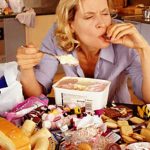 ¿Por qué los atracones de alimentos pueden hacer que te sientas deprimida?