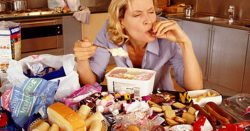 Read more about the article ¿Por qué los atracones de alimentos pueden hacer que te sientas deprimida?