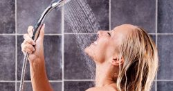 Read more about the article 7 errores  que cometes en la ducha que están arruinando tu piel, según dermatólogos