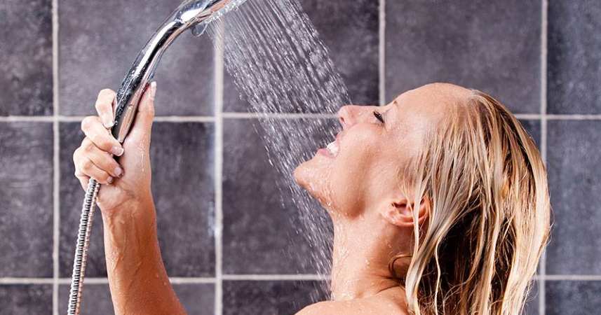 You are currently viewing 7 errores  que cometes en la ducha que están arruinando tu piel, según dermatólogos