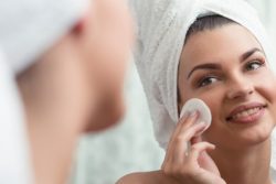 Read more about the article Este médico te muestra por qué no debes usar toallitas para maquillaje