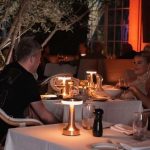 Vístete glamorosa para la experiencia en Villa Azur Restaurant & Lounge