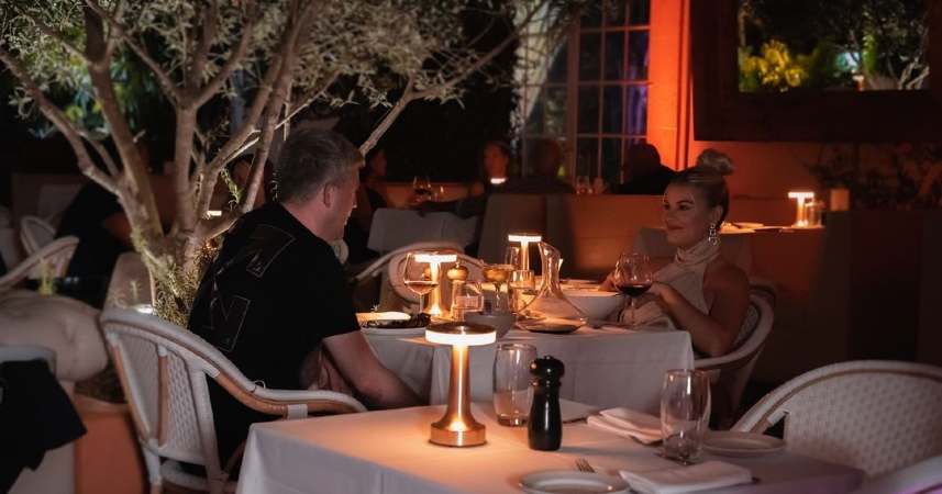 You are currently viewing Vístete glamorosa para la experiencia en Villa Azur Restaurant & Lounge