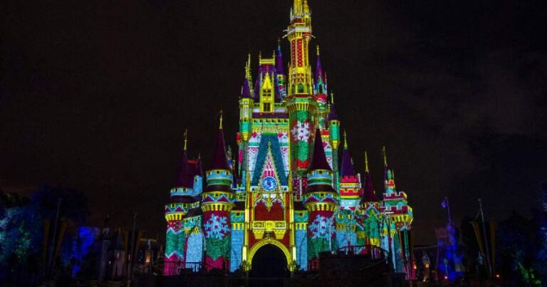 Read more about the article La magia de las fiestas ha llegado a Walt Disney World Resort para la temporada navideña del 2021