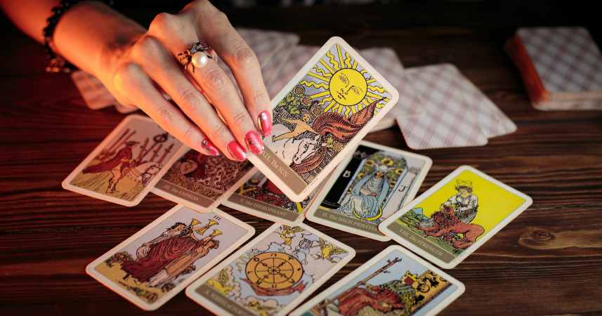 You are currently viewing 6 maneras en que el Tarot te puede ayudar a diario, según Cardsy B