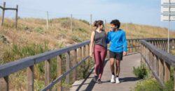 Read more about the article ¿Cuál es la forma adecuada de caminar? Consejos de expertos sobre postura, colocación de los pies y elección de calzado
