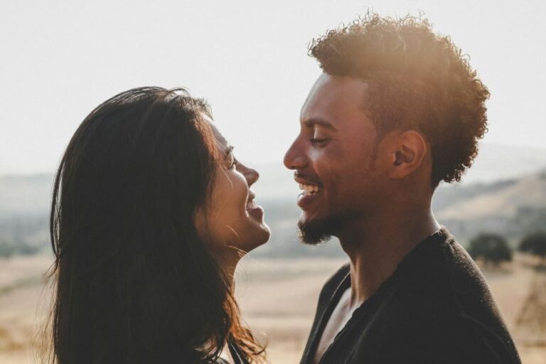 Read more about the article ¿Es hora de probar las “contra-citas” en tu vida amorosa? Esto es lo que dicen los expertos